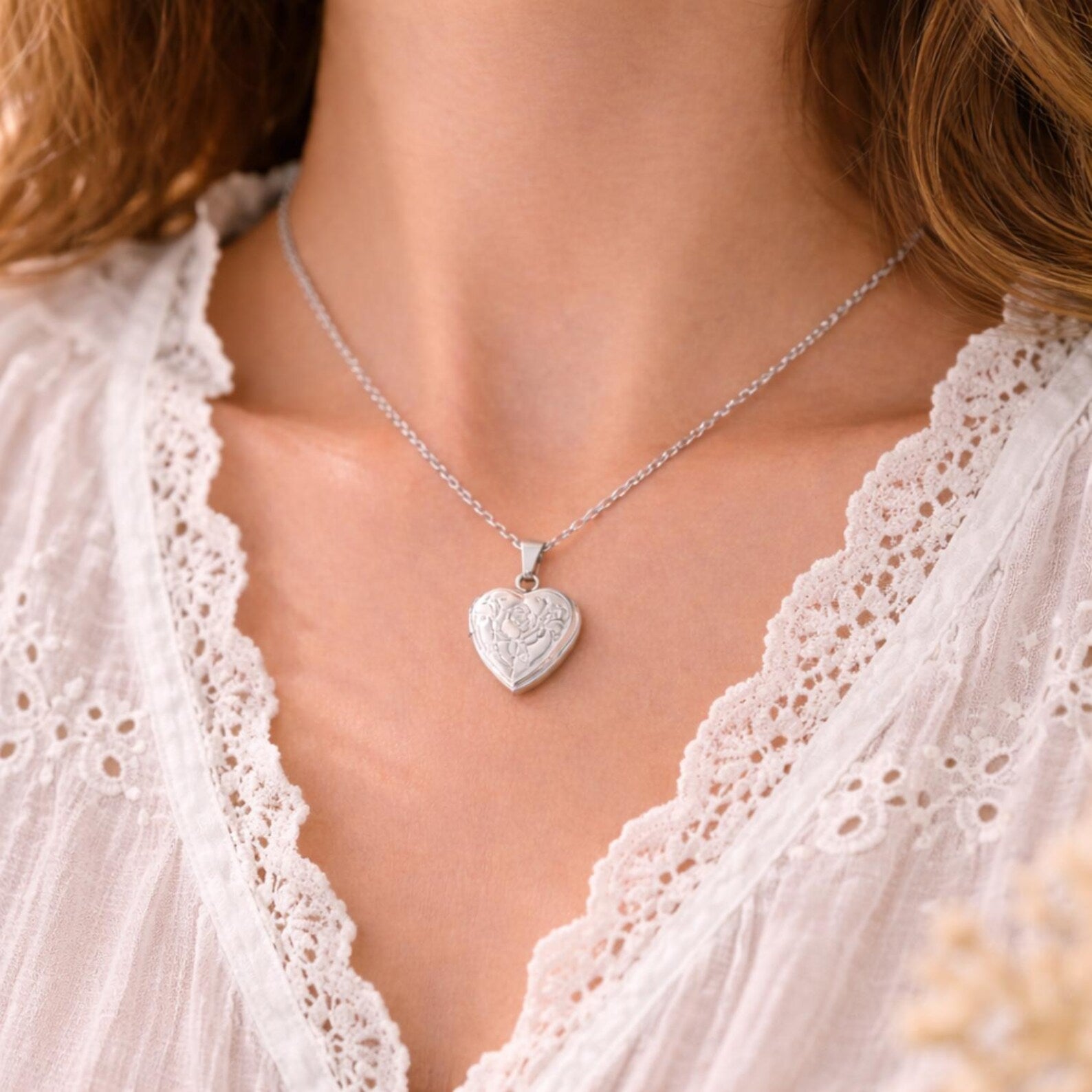 Collier photo personnalisé médaillon coeur motif fleur gravé acier inoxydable
